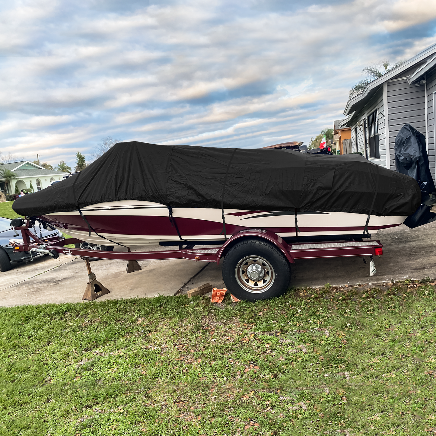 Kipiea 600D Trailerable Boat Cover - Fits V-Hull, Tri-Hull, Runabout Boat - UV Resistant, Waterproof Boat Cover with Storage Bag, Reinforced Windproof Side Straps